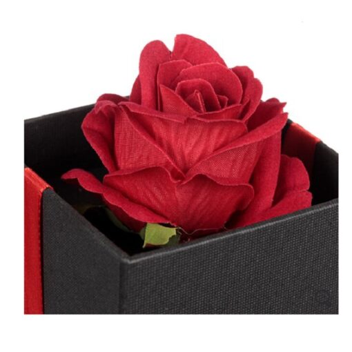 Декоративна черна кутия с червена роза