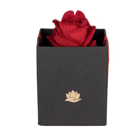 Декоративна черна кутия с червена роза